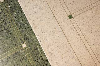 <p><span>WILRIJK - Park Den Brandt : Maison élégamment aménagée avec 4 chambres, grand jardin et garage intégré.</span></p><p><span> </span></p><p><span>DESCRIPTION :</span></p><p><span> </span></p><p><span>Rez-de-chaussée :</span></p><p><span>Hall d'entrée avec sol en terrazzo authentique.</span></p><p><span>Le couloir mène à la salle à manger et au salon ouverts avec sol en parquet.</span></p><p><span>Beaucoup de lumière grâce aux grandes baies vitrées à l'avant.</span></p><p><span>L'architecture bien pensée permet également à la lumière naturelle d'entrer à l'arrière de la maison.</span></p><p><span> </span></p><p><span>Cuisine séparée rénovée sur mesure avec sol en pierre naturelle, équipée d'un four, d'un four à micro-ondes et d'une cuisinière de la marque AEG.</span></p><p><span>Réfrigérateur et congélateur encastrés.</span></p><p><span> </span></p><p><span>1er étage :</span></p><p><span>Bel escalier.</span></p><p><span>Cet étage abrite la salle de bains design rénovée, équipée d'une douche à l'italienne, d'un double lavabo, d’une toilette et d'une baignoire.</span></p><p><span>Sèche-serviettes et système de ventilation présents. Ici aussi, la lumière extérieure pénètre à l'intérieur grâce à la coupole.</span></p><p><span>Deux chambres spacieuses et une troisième pièce pouvant être aménagée en chambre de bébé ou en bureau.</span></p><p><span> </span></p><p><span>2° étage :</span></p><p><span>Le grenier, actuellement utilisé comme chambre d'amis avec bureau séparé, peut parfaitement être réaménagé en salle de bains ou en suite parentale complète.</span></p><p><span> </span></p><p><span>Sous-sol :</span></p><p><span>Grand garage avec porte automatique.</span></p><p><span>Espace de rangement.</span></p><p><span> </span></p><p><span>PARTICULARITÉS :</span></p><p><span> </span></p><p><span>* Emplacement privilégié près du parc Den Brandt, du Nachtegalenparc et du parc Middelheim</span></p><p><span>* Aménagement élégant et bien pensé</span></p><p><span>* Cuisine rénovée en 2020 - salle de bains en 2021</span></p><p><span>* Score PEB-D</span></p><p><span>* Possibilité de garer 3 voitures (dans le garage, dans l'allée et devant la maison dans la rue)</span></p><p><span> </span></p>