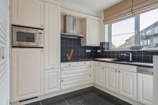 <p><span>Instapklaar hoekappartement met terras en ondergrondse garagebox op centrale ligging te Schoten</span></p><p><span>In de rustige Gelmelenstraat te Schoten vinden we dit verzorgd appartement op de eerste verdieping van een kleinschalig gebouw zonder lift. Dankzij de hoekligging geniet u hier van extra lichtinval en een aangenaam ruimtelijk gevoel.</span></p><p><span>We betreden het appartement via de inkomhal met apart gastentoilet. De lichte leefruimte op eiken parket beschikt over een extra zijraam en een groot schuifraam dat toegang geeft tot het zonnige terras. Aansluitend bevindt zich de volledig ingerichte landelijke keuken, uitgerust met kwalitatieve AEG-toestellen en een inductiekookplaat. Naast de keuken is er nog een praktische wasplaats/bijkeuken voorzien.</span></p><p><span>Verder omvat het appartement 2 volwaardige slaapkamers en een verzorgde badkamer met dubbele lavabo en ligbad/douche combinatie.</span></p><p><span>Extra troeven:</span></p><ul><li><span>Ondergrondse garagebox inbegrepen </span></li><li><span>Elektrische rolluiken </span></li><li><span>CV op aardgas (Buderus) </span></li><li><span>EPC label B</span></li><li><span>Kleinschalig gebouw zonder lift </span></li><li><span>Centrale en vlotte ligging nabij winkels, openbaar vervoer en invalswegen </span></li></ul><p><span> </span></p><p><span>Interesse? Contacteer Verlimmo Vastgoed Schoten voor een bezoek ter plaatse <span>www.verlimmo.be</span></span><span> </span></p><p><span>*De vermelde bewoonbare oppervlakte is gebaseerd op de bruikbare vloeroppervlakte zoals vermeld op het EPC-verslag</span></p><p><span> </span></p>