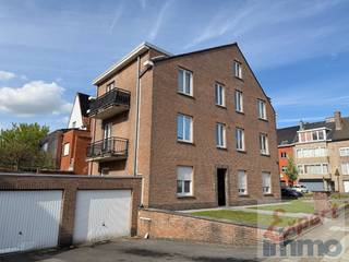 Appartement op TOPLIGGING - 2de verdieping met garage en private parking - te huur te Kortrijk via EXPERT-IMMO<br />Indeling : inkom, apart toilet, berging, 2 slaapkamers, waarvan 1 met terrasje, badkamer met ligbad, aparte keuken en heel gezellige leefruimte, private garage en private parking ervoor (Helemaal links)<br />Vrij : 01 mei 2026<br />HP : € 750/m + € 50/m <br />HWB : 3 maanden, 2100,00 euro geblokkeerd op een rekening op naam van de huurder.<br />EPC: C-label - 292 kWh/m² jaar<br />Huurcontract : 9 jaar.<br />Bel - 056/705262, optie verhuur