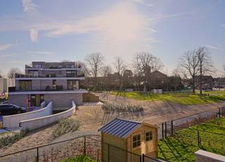 Park Viridis is een uniek woonproject gelegen nabij het centrum van Beveren, in een bijzonder groene en rustige omgeving. Energiezuinig wonen staat hier centraal.<br />De afwerking van deze appartementen bevindt zich in de eindfase en bieden alle modern comfort. Er kunnen nog aanpassingen gebeuren op het vlak van keuken en badkamer, volledig in samenspraak en volgens de voorziene budgetten in het lastenboek.<br />Het project bestaat uit meerdere woonentiteiten en is omgeven door een prachtig groen park van maar liefst 7.000 m². Elk appartement beschikt over een ruim en gezellig terras met zicht op de tuin.<br />Voor dit hedendaagse project wordt gewerkt met de allernieuwste technieken, waaronder zonnepanelen en warmtepompen met vloerverwarming en vloerkoeling. Daarnaast is er de mogelijkheid om een ondergrondse parkeerplaats aan te kopen.<br />Wenst u deze unieke kans niet te laten voorbijgaan? Maak dan gerust een afspraak. <br />referentie: 4606