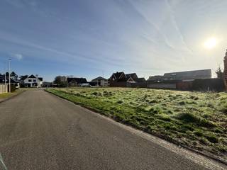 Deze projectgrond, ideaal voor de ontwikkeling van meerdere woningen, geniet van een rustige ligging aan de Dommellaan, nabij het centrum...
