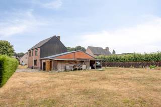 Deze ruime op te frissen woning is rustig gelegen aan de Sprinkelestraat 89 in Zutendaal, op wandelafstand van het centrum en alle dagelijkse voorzieningen.<br />Dankzij de gunstige ligging zijn ook de handelscentra van Lanaken, Bilzen en Genk vlot bereikbaar, telkens op slechts enkele minuten rijden.<br /><br />De woning is gelegen op een royaal perceel van 16 are en beschikt over een ruime woonoppervlakte van 220 m².<br />Met maar liefst 5 slaapkamers en de mogelijkheid om bijkomend een kamer te creëren op de zolderverdieping, biedt deze woning volop ruimte voor gezinnen en wie nood heeft aan extra kamers of een hobby-/werkkamer.<br /><br />In de voorbije jaren werden reeds verschillende renovatiewerken uitgevoerd. Zo werd het dak vernieuwd en geïsoleerd en voorzien van zonnepanelen.<br />Daarnaast werden op het gelijkvloers PVC-ramen geplaatst en werd de badkamer ingericht.<br /><br />Het ruime woonvolume, de vele slaapkamers en de grote leefkeuken vormen een uitstekende basis om deze woning verder naar eigen smaak te moderniseren en in te richten.<br /><br />Indeling:<br />Op het gelijkvloers bevindt zich een centrale inkomhal met toegang tot de leefruimte enerzijds en de ruime leefkeuken anderzijds.<br />Aansluitend aan de keuken is er een polyvalente ruimte die toegang biedt tot de badkamer, het gastentoilet, de cv-ruimte en twee praktische bergruimten.<br />De badkamer is ingericht met een wastafel en douche.<br /><br />Op de eerste verdieping bevinden zich 4 slaapkamers en een tweede, op te frissen badkamer.<br /><br />Via een vaste trap bereikt men de tweede verdieping. Hier bevinden zich een vijfde slaapkamer en een ruime zolderberging, die desgewenst verder kan worden ingericht en extra woonruimte kan creëren.<br /><br />Verder beschikt de woning over een kleine voorraadkelder.<br />De garage is uitgerust met een sectionaalpoort. Aansluitend bevindt zich een praktische houten tuinberging. Daarnaast is er een ruime carport aanwezig.<br /><br />De aangename tuin biedt volop privacy en geniet bovendien van een mooi uitzicht op het achterliggende groene bosgebied.<br />Een ideale omgeving voor wie houdt van rust en groen.<br /><br />Voornaamste troeven zijn:<br />- Ruime woning met 5 slaapkamers en mogelijkheid tot een extra kamer.<br />- Gelegen op een royaal perceel van 16 are.<br />- Grote voortuin en aangename, private achtertuin.<br />- Vernieuwd en geïsoleerd dak, voorzien van zonnepanelen.<br />- PVC-ramen op het gelijkvloers, alle ramen voorzien van rolluiken.<br />- Diverse mogelijkheden tot renovatie en verdere modernisering.<br />- Rustige en groene ligging, op wandelafstand van het centrum.<br /><br />Voor meer info, contacteer ons op 0473 79 29 30 of mail naar luc@vestio.com<br /><br /> 