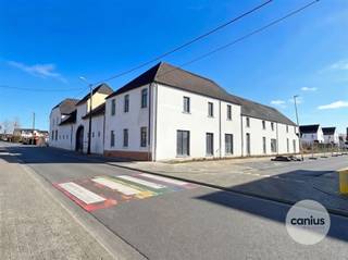 VIVRE DANS LA PERLE D'HASPENGOUW Overhof est un projet résidentiel exceptionnel situé dans la zone rurale de Hoepertingen, un quartier de la ville de...