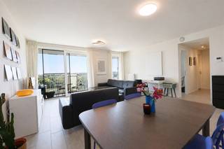 <p><span>Vanop de </span><span>8ste en bovenste verdieping</span><span> woon je hier letterlijk boven de stad, met een open uitzicht en een aangenaam gevoel van ruimte en licht. Dit recente appartement combineert hedendaags wooncomfort met een verrassend </span><span>groene en vlot bereikbare ligging</span><span>, vlakbij </span><span>Park Spoor Oos</span><span>t en met een snelle verbinding naar het centrum.</span></p><p><span> </span></p><p><span>De leefruimte baadt in het </span><span>licht</span><span> dankzij de grote raampartijen en loopt naadloos over in het terras, waar je in alle rust kan genieten van het uitzicht over de omgeving. De </span><span>open keuken</span><span> sluit mooi aan bij het geheel en maakt van de leefruimte een open en gezellige plek. Verder zijn er </span><span>twee volwaardige slaapkamers</span><span>, beide met toegang tot het terras, een badkamer en een praktische berging.</span></p><p><span> </span></p><p><span>Indeling</span></p><p><span>- inkomhal met vestiaire</span></p><p><span>- lichtrijke leefruimte</span></p><p><span>- open keuken</span></p><p><span>- slaapkamer 1</span></p><p><span>- slaapkamer 2</span></p><p><span>- badkamer met inloopdouche</span></p><p><span>- apart toilet</span></p><p><span>- aparte berging</span></p><p><span>- terras met uitzicht (circa 30m</span><span><sup>2</sup></span><span>)</span></p><p><span>- extra kelderberging</span></p><p><span>- autostaanplaats aan te kopen aan €27.000</span></p><p><span> </span></p><p><span>Troeven</span></p><p><span>- bovenste verdieping</span></p><p><span>- open uitzicht</span></p><p><span>- veel lichtinval</span></p><p><span>- vlotte bereikbaarheid</span></p><p><span>- bouwjaar 2018</span></p><p><span> </span></p><p><span>Ben jij geïnteresseerd in dit appartement te koop in Borgerhout? Ben je op zoek naar ander vastgoed of wens je de waarde van jouw eigendom te kennen? Dan ben je bij BOLT Immo aan het juiste adres! We helpen jou graag verder! Bel 03/568.68.06 of mail <span>info@bolt.immo</span></span></p><p><span> </span></p><p><span> </span></p><p><span> </span></p><p><span> </span></p>