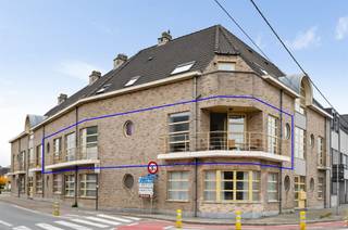 <p><span>Lichtrijk appartement te Onze-Lieve-vrouw-Waver.</span></p><p><span> </span></p><p><span>Dit knappe appartement is gelegen op de eerste verdieping van een kleinschalige residentie, vlot toegankelijk via trap of lift. Het appartement is functioneel ingedeeld en werd afgewerkt met kwalitatieve materialen. Vele ramen en grote raampartijen zorgen voor veel lichtinval. De ruime woonkamer met naastliggend geïnstalleerde keuken biedt een gezellige thuis. Vanuit de woonkamer heeft u toegang tot een gezellig terras. De nachthal geeft toegang tot twee slaapkamers, een badkamer, een apart toilet en een berging. Voldoende stockageruimte is gegarandeerd dankzij een berging in het appartement, een gemeenschappelijke kelder en een garagebox. Parkeren kan zowel in de privatieve garagebox, als ook op de gemeenschappelijke parking naast het gebouw. De garagebox is verplicht bij aan te kopen - vraagprijs € 25.000.</span></p><p><span> </span></p><p><span>Dankzij de gunstige ligging nabij het landelijke dorpscentrum zijn winkels, scholen en openbaar vervoer vlot te bereiken.</span></p><p><span> </span></p><p><span>Bent u op zoek naar een mooi appartement of een ideale investering? Mis deze kans niet en contacteer ons via 015/755 444 of <span>info@immovercammen.be</span></span><span> </span></p>