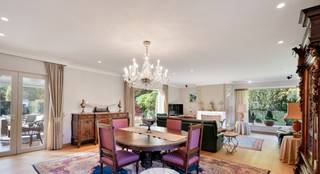 Indien u zoekt achter een TOP-ligging, discreet in het groen en toch dichtbij alles, dan is dit misschien wel het antwoord!<br /><br />De woning is tot in het minutieuze onderhouden en voorzien van alle hedendaagse comfort, zoals mooie eiken parketten, een haard, domotica, screens, elektrische rolluiken, ...<br />Op energetisch vlak doet hij ook niet onder doordat alles geïsoleerd is, nieuwe ramen met hoogwaardig glas, hoogrendement verwarmingsketel, etc.<br /><br />Indeling:<br />*Kelder<br />*Gelijkvloers: inhom-/trappenhal, gastentoilet, heel ruime en lichtrijke leefruimte (salon en eetplaats) met verzicht, zonneveranda, hoogwaardig afgewerkte keuken met alle hedendaags comfort (6-beks inductiekookplaat, ingewerkte friteuse, etc.), bureauruimte, achterinkom, wasruimte en een mooie grote garage.<br />*1ste verdieping: nachthall, 3 heel ruime slaapkamers, badkamer (ligbad - bubbelbad, dubbele lavabo, bidet en douche), 4de kinderslaapkamer en nog een strijkkamer.<br />*2de verdieping: zolder<br /><br />De gehele eigendom beslaat net iets meer dan 1,9 hectare en biedt een heel wijds gevoel.<br /><br />Interesse?? Contacteer dan Pieterjan Windey op pw@entree.be of 0472 80 20 65