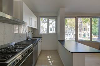 <p> </p>
<p>Dit appartement is gelegen in een bruisende buurt, aan het Boelaerpark! Het appartementsgebouw is in 2022 volledig gerenoveerd en het appartement is gelegen op de eerste verdieping. <br /><br />We komen het appartement binnen via de inkomhal die toegang geeft tot alle ruimtes. De leefruimte is groot en loopt door naar de keuken. Dankzij de grote ramen is het hier fijn wonen en kan je genieten van zicht op het park. <br />In de inkomhal is een berging voorzien voor de wasmachine en droogkast en ruimte voor een kast. Verder is er een apart toilet aanwezig .<br />De badkamer heeft een dubbele lavabo en een inloopdouche. Achteraan het appartement bevinden zich de 2 slaapkamers, waarvan 1 toegang heeft op het ruimte terras van +/- 20m²! <br /><br />Op het gelijkvloers is er een gemeenschappelijke berging en fietsenstalling. <br /><br />*3m HWB<br />*PLBE<br />*Beschikbaar vanaf 15/10/2026<br />*GK: € 60/maand</p>
