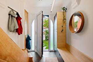 Ontdek deze instapklare, energiezuinige halfopen bebouwing met magazijn, gelegen in het gegeerde Ranst.Bij aankomst wordt u verwelkomd via de...