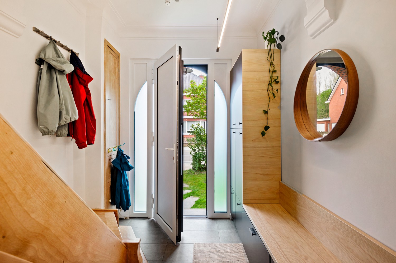 Instapklare woning met magazijn, 4 slaapkamers en 2 badkamers te Ranst! - foto 3