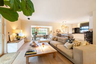 In een rustige en gegeerde residentiële wijk van Knokke bevindt zich deze volledig gerenoveerde woning, waar comfort, licht en hedendaagse...