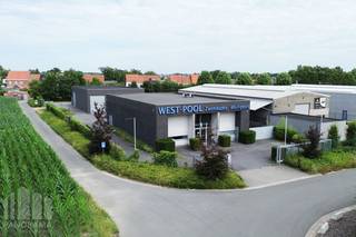 In de industriezone 'Z2 Kleine Weg' bevindt zich dit kwalitatief en veelzijdig bedrijfsgebouw met een totale oppervlakte van +/- 860 m² op een perceel van 2.567 m².<br /><br />De gebouwen werden opgetrokken in een staalstructuur met geïsoleerde silex betonpanelen en een geïsoleerd steeldeck.<br /><br />De showroom aan de voorzijde met een oppervlakte van +/- 330 m² heeft een vrije hoogte van 5,30 m en is toegankelijk via een glazen inkomdeur en een automatische sectionale poort aan de zijkant (ca. 2,50 m breed x 2,80 m hoog). Verder is de ruimte voorzien van burelen, een keuken en een mezzanine in betonstructuur van 5 m breed en 22 m lang. Het zwembad in de showroom is ondiep en kan opgevuld worden om een egale werkvloer te bekomen.<br /><br />Achter de showroom bevindt zich een volledig functioneel zwembad met sauna, stoomcabine en kleedruimtes.<br /><br />Achteraan het perceel bevindt zich een magazijn/atelier van +/- 350 m² met mezzanine van +/- 100 m². Het magazijn heeft een vrije hoogte van 5,38 m. De toegang is via een sectionaalpoort aan de voorzijde van 3,73 m breed x 4,55 m hoog en een sectionaalpoort aan de zijkant van 5,23 m breed en 4,55 m hoog.<br /><br />Het perceel is volledig verhard en omheind met twee automatische toegangspoorten aan de voorkant en zijkant. Dit biedt zowel ruime parkeergelegenheid als buitenstockage.<br />Dankzij de vlotte bereikbaarheid via de Ringlaan (N50) vormt dit gebouw een ideale uitvalsbasis voor uiteenlopende industriële, logistieke en ambachtelijke activiteiten met showroom- en productieruimte.<br /><br />Contacteer PANORAMA B2B voor meer inlichtingen, plannen of een vrijblijvend plaatbezoek 050 300 800.