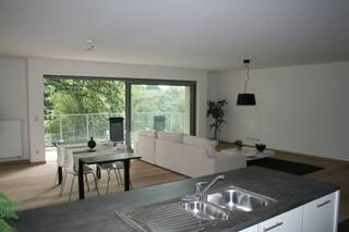 Zeer ruim 3 slaapkamer appartement op de eerste verdieping in een rustige en groene omgeving met uitzicht op het park naast het appartement. 3 mooie slaapkamers, volledig ingerichte keuken met alle comfort, Zeer ruime leefruimte met aangrenzend terras aan zonne kant. Het appartement is voorzien van parket in leefruimte en slaapkamers. Ruime berging, badkamer met toilet, douche, dubbele lavabomeubel, eveneens is er een apart toilet, ruime inkomhal met plaats voor een grote vestiairekast.<br />Er wordt een autostaanplaats mee verkocht voor een prijs van 29.200,00 euro (deze is niet in de prijs van het appartement inbegrepen.<br />Het appartement wordt verkocht onder registratiekosten (12%). <br /><br />Parkhof Ter Zielbeek is een mooi project bestaande uit 3 gebouwen met een ondergrondse keldergarage onder elk gebouw en volledig aangelegd in een groene omgeving naast een groot park. Het is gelegen in een rustige en groene omgeving. De nabijheid van de A12 zorgt voor een vlotte verbinding met Brussel en Antwerpen.<br />Maak een afspraak voor een plaatsbezoek en overtuig uzelf van al deze voordelen.