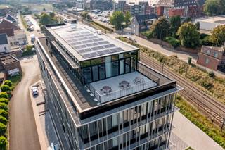 Kantoor aan het spoor, of kortweg KAS, is een gloednieuw kantorencomplex en is centraal gelegen te Tielt. Openbaar vervoer, winkels en het centrum van Tielt liggen op wandelafstand. <br />Het is de ideale uitvalsbasis voor kleine ondernemingen, lokaal verankerde KMO's en/of nationale spelers. <br /><br />KAS beschikt nog over beschikbare kantoorruimtes gelegen op de eerste verdieping. De kantoorruimtes hebben oppervlaktes 187m² en 191m², deze kunnen ook samengevoegd worden tot een gezamenlijke ruimte van 378m². <br /><br />Hoge verdiepen, tonnen daglicht, unieke feel & look en state-of-the-art technieken (geothermie, warmtepompen, klimaatplafond, ..) zorgen voor een duurzaam gebouw en productieve werkomgeving voor uw onderneming. <br /><br />Parkeerplaatsen aan het gebouw kunnen bijgekocht worden, waarvan een aantal parkeerplaatsen voorzien zijn met laadpalen. <br /><br />Op de vierde en tevens bovenste verdieping bevindt zich de volledig glazen "rooftop box". Een gemeenschappelijke ontmoetingsruimte met dakterras die uniek zicht biedt op de Tieltse velden. <br /><br />KAS legt een maximale focus op energiebesparend, duurzaamheid en kwaliteit om zo een werkplek te creëren die futureproof is.<br /><br />Neem vrijblijvend contact op met ons kantoor om de verschillende mogelijkheden te bekijken.