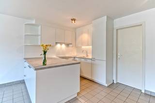 Dit vernieuwd appartement met 2 slaapkamers is ideaal gelegen in Bredene, op slechts een steenworp afstand van de prachtige duinen. Het appartement biedt niet alleen comfort en moderne voorzieningen, maar ook een uitstekende bereikbaarheid met winkels, openbaar vervoer (bus en tram), groot warenhuizen en gezellige restaurants in de nabije omgeving.<br /><strong>Gemeenschappelijke kosten: slechts 45 €/maand</strong><br /><br /><strong>De troeven van dit appartement:</strong>
<ul>
	<li><span><strong>2 volwaardige slaapkamers</strong> – Ruim en licht, perfect voor een gezin, koppels of als extra werkruimte.</span></li>
	<li><span><strong>Gemeenschappelijke GRATIS parking</strong> – Achter het gebouw bevindt zich een parkeerterrein dat exclusief voor bewoners toegankelijk is.</span></li>
	<li><span><strong>Gelijkvloers</strong> – Gemakkelijk bereikbaar en ideaal voor mensen die geen trappen willen nemen.</span></li>
	<li><span><strong>Uitstekend EPC met B-Label</strong></span></li>
	<li><span><strong>De woning is asbestveilig</strong></span></li>
</ul>
Het appartement bestaat uit:

<ul>
	<li><span><strong>Inkomhal</strong> met apart toilet</span></li>
	<li><span><strong>Praktische woonkamer en eetplaats</strong> – Lichtrijk en uitnodigend, ideaal om te ontspannen of gasten te ontvangen.</span></li>
	<li><span><strong>Volledig vernieuwde open keuken</strong> – Voorzien van moderne apparatuur, waaronder elektrisch kookvuur, </span>vaatwasser, oven met ingebouwde microgolf, koelkast en diepvries</li>
	<li><span><strong>Ruime badkamer</strong> – voorzien van lavabo en ligbad met glazen wand om te douchen.</span></li>
</ul>
<span>Verwarming: via warmtepomp lucht-lucht.</span><br /><br />Wenst u dit praktische appartement nabij de zee te bezichtigen? Aarzel dan niet om contact op te nemen via telefoon op <strong>0495/50.69.20</strong> of per e-mail naar <strong>nicolas@jolieinvest.be</strong>.<br />Mis deze unieke kans niet om te wonen in een vernieuwd appartement op een toplocatie!
<div><span>Bovenkant formulier</span></div>
<br /><br /> 