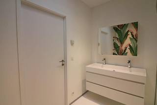 Dit appartement - BEN - bevindt zich op 2 km van het centrum van Lubbeek, op een zeer rustige ligging! <br />Indeling: Via een trap kom je in de inkomhal die toegang biedt tot de slaapkamer met ingebouwde kast. <br />Er is op de nachthal een apart toilet. De badkamer sluit aan de grote slaapkamer die voorzien is van alle luxe (grote inloopdouche, dubbele wastafel). Er is een verluchtingsysteem aanwezig en vloerverwarming. Ook is het uitgerust met domotica.<br />De woonkamer met open keuken (volledig geïnstalleerd) is zeer lichtrijk en voorzien van schuiframen naar het ruime terras. <br />Naast de keuken is er een ruime berging/wasplaats. <br />Dit appartement is afgewerkt met kwalitatieve materialen! Voor iemand die graag rustig woont in een modern kader een aanrader! <br />Er is 1 autostaanplaats voorzien bij het appartement.<br /><br />Prijs: basishuurprijs 850€ + 225€ gemeenschappelijke kosten (onkosten water, gas en elektriciteit incl). <strong><span>Domiciliëring niet mogelijk, enkel 2de verblijf</span>.</strong><br />Interesse? Wacht niet te lang en contacteer ons voor meer info of om een bezoek in te plannen. Onmiddelijk beschikbaar.
