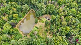 <p><span>Bij ImmoFusion 7/7 “open huis” : klik op onze 3D-TOUR.<br /></span><br />Te midden van het groen, aan een rustige zandweg in de Waterlozestraat in Hasselt, ligt dit unieke droombuitenverblijf dat rust, natuur en comfort moeiteloos combineert. Zodra je het domein betreedt, word je ondergedompeld in een oase van stilte, omringd door bossen en begrensd door een natuurlijke beek die het gevoel van totale ontsnapping versterkt.</p>
<p>De absolute blikvanger is de indrukwekkende vijver van meer dan 2000 m², gevoed door een natuurlijke bron en perfect geïntegreerd in het landschap. Hier lijkt de tijd stil te staan.</p>
<p>De charmante, vergunde chalet op het terrein is onmiddellijk bruikbaar en vormt het ideale toevluchtsoord voor wie op elk moment van het jaar wil genieten van vakantie in eigen land.</p>
<p>Of je nu een rustige plek zoekt om te ontspannen in het weekend of een natuurlijke uitvalsbasis voor langere verblijven, dit buitenverblijf biedt het allemaal.</p>
<p>Ondanks de volledige privacy en het landelijke karakter, is de bereikbaarheid uitstekend: de autostrade ligt op korte afstand, waardoor je snel en eenvoudig ter plaatse bent.</p>
<p>Pluspunten:<br /><strong>- </strong>Idyllische <strong></strong>ligging<strong><br /></strong>- Vergund en instapklaar buitenverblijf<br />- Grote natuurlijke vijver van meer dan 2000 m² met bron<br />- Gelegen aan een rustige zandweg<br />- Volledige privacy, omringd door bossen<br />- Grenzend aan een natuurlijke beek<br />- Ideaal voor ontspanning en vakantie in eigen land<br />- Uitstekende bereikbaarheid richting autostrade</p>
<p>Een zeldzame kans voor wie verlangt naar een plek waar natuur, stilte en comfort samenkomen. Dit is geen eigendom, dit is een manier van leven.<br /><br /><span>Voor een bezichtiging ter plaatse of meer info, bel ons op 078/78.78.70, of kom gewoon binnen op ons kantoor — steeds welkom!</span></p>