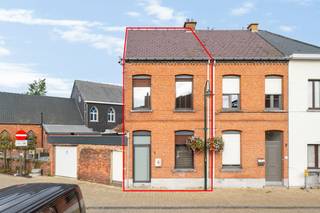 Gelegen in de dorpskern en vlakbij het commercieel centrum, wekelijkse markt en openbaar vervoer hebben we deze gezellige, instapklare woning te...