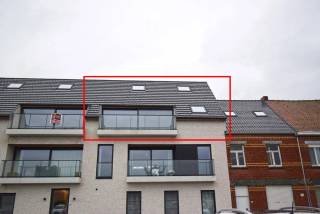 Zeer recent en instapklaar duplexappartement met twee ruime, zonnige terrassen, zowel vooraan als achteraan. Het appartement is gelegen op de tweede verdieping en biedt een comfortabele en lichtrijke woonomgeving.<br /><br />De leefruimte sluit aan op de volledig ingerichte open keuken, voorzien van alle nodige toestellen. Verder beschikt het appartement over twee ruime slaapkamers, een badkamer met douche en lavabo en een praktische berging.<br /><br />Op de bovenverdieping bevindt zich een lichtrijke mezzanine die perfect kan dienen als bureau of werkruimte. Daarnaast is er een ruime derde slaapkamer met ingemaakte kasten en een extra badkamer, uitgerust met douche, lavabo en toilet.<br /><br />Syndickosten: € 45,00/ maand<br /><br />Beschikbaar vanaf: 01/11/2026