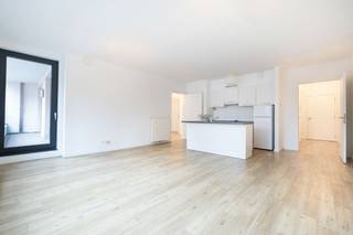 BRUSSEL, Europese wijk, prachtig appartement van ± 107 m² met terras van ± 9 m² op de 1e verdieping van een gebouw uit 2014. Inkomhal met...