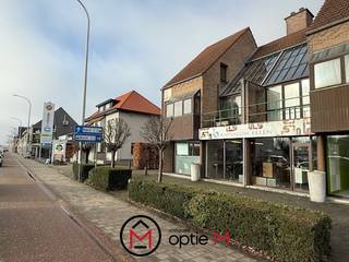 <p><span><span>*** Veelzijdig handelspand *** - kan gebruikt worden als salon, kantoor, praktijk, winkel, ...<br /><br />Op een strategische locatie aan Kempische Steenweg vlakbij de Corda Campus bieden wij dit veelzijdige handelspand te koop aan.<br />Momenteel ingericht als kapsalon met schoonheidsbehandelingen, maar dankzij de open indeling en hoogwaardige afwerking perfect inzetbaar voor diverse doeleinden.<br />Het pand werd volledig gestript en opnieuw ingericht in 2014.<br /><br />De volledig glazen voorgevel zorgt voor veel lichtinval en een goede zichtbaarheid.<br />Deze ramen zijn vernieuwd in aluminium ramen met dubbel glas.<br />Als je binnenkomt is er een zeer mooi afgewerkte open ruimte die helemaal voorzien werd van hoogwaardig maatwerk: vestiaire, balie, maatkasten, scheidingswand, …<br />Achter de halfopen scheidingswand is er een extra ruimte die multifunctioneel kan ingezet worden, opnieuw voorzien van maatkasten. Hier vind je ook het apart toilet met handwasbakje. Via een schuifwand kom je in de achterliggende ruimte met vaatwasser en koelkast, beide ingewerkt in maatwerk waardoor ook deze ruimte zeer bruikbaar is in het geheel.<br />Achteraan is de berging met meubel met spoelbak, aansluiting voor wasmachine en droogkast en CV-ketel.<br />De verwarming is op aardgas en er bijkomend een warmtepomp geplaatst met airco en luchtverwarming.<br /><br />Dankzij de hoogwaardige afwerking, maatwerkoplossingen en strategische ligging is dit pand perfect geschikt voor meerdere doeleinden.<br /><br />Achteraan zijn er 2 afgesloten garages die kunnen aangekocht worden aan 17.500 euro per stuk. Kunnen beide samengevoegd worden tot 1 geheel.<br /><br />Troeven:<br />- goede zichtbaarheid<br />- vlot bereikbaar<br />- perfecte afwerking<br />- kwalitatief maatwerk<br />- multifunctioneel inzetbaar qua invulling </span></span></p>
<span><span>- energiezuinig - label A<br />- nieuwe alu-ramen met HR-glas<br />- warmtepomp lucht/lucht - airco/verwarming<br />- asbestveilig<br />- mogelijkheid (geen verplichting) om afgesloten garages aan te kopen<br /><br />Interesse? Neem vandaag nog contact op en ontdek de mogelijkheden van dit instapklare handelspand!<br />Optie M vastgoed I 011/23 11 01 I carine@optie-m.be</span></span><br /> 