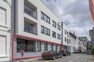 Au rez-de-chaussée, vous trouverez cet appartement confortable avec la disposition suivante : - hall d'entrée avec toilettes invités- 2 chambres- salle de bain avec douche à l'italienne et lavabo- cuisine avec lave-vaisselle, réfrigérateur, four et plaque vitrocéramique- salon lumineux- local de rangement pratique avec raccordement pour votre machine à laver- terrasse spacieuse- garage inclus !Ce charmant appartement est disponible à partir du 01/05/2026 !Les frais généraux sont de 50,00 €/mois. Intéressé ? Demandez votre visite rapidement sur www.dewaele.com