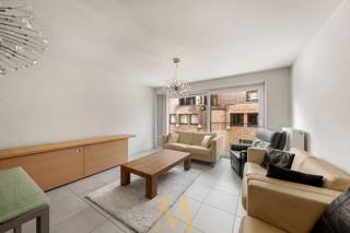 Dit recente en energiezuinige appartement (bouwjaar 2018 – EPC Label A) geniet van een uitstekende ligging in het centrum van Waregem, op wandelafstand van winkels, scholen, openbaar vervoer en het prachtige Park Baron Casier.<br /><br />Het appartement beschikt over een inkomhal met gastentoilet, een lichtrijke leefruimte met open, volledig uitgeruste keuken en praktische berg-/wasruimte. Verder zijn er 2 volwaardige slaapkamers, waarvan één met ingemaakte kasten en toegang tot het terras, en een moderne badkamer met inloopdouche en dubbel lavabomeubel.<br /><br />Een absolute troef is het uitzonderlijk ruime terras van ca. 25 m², waar u in alle rust kunt genieten van het buitenleven.<br /><br />Troeven:
<ul>
<li>EPC Label A – energiezuinig wonen</li>
<li>Conforme elektriciteitskeuring</li>
<li>Direct verhuurbaar, ideaal als investering</li>
</ul>
Mogelijkheid tot aankoop van een ruime garagebox met elektrische poort, verlichting en elektriciteit voor € 35.000.<br /><br />Een instapklaar appartement met een uitstekende ligging, veel comfort en een sterke energiescore. Ideaal voor eigen bewoning of als zorgeloze investering!<br /><br />Interesse? Contacteer ons voor meer informatie of een bezoek ter plaatse. <br />Contacteer Maxime Vanneste via 0498 44 78 00 of info@maximevanneste.be.
