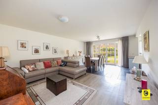 <p><span>Rustig gelegen vernieuwd 3 slp appartement met tuin !</span></p><p><span> </span></p><p><span>Achter een grote poort aan de Sint-Bernardsesteenweg 543 in Hoboken bevindt zich het groene woonproject Hof ter Beke. Dit ruime appartement ligt op de gelijkvloerse verdieping van een gebouw met slechts zes wooneenheden. Hier combineert uw rust en privacy met een vlotte bereikbaarheid en alle nodige voorzieningen binnen handbereik.</span><span> </span></p><p><span>Hof ter Beke is ideaal gelegen, winkels bevinden zich op fiets- en wandelafstand ,openbaar vervoer stopt letterlijk voor de deur, en belangrijke invalswegen naar Antwerpen en Brussel liggen op slechts 5 minuten rijden. </span></p><p><span> </span></p><p><span> </span></p><p><span>Indeling </span><span>: </span></p><p><span>Inkomhal, leefruimte & keuken</span></p><p><span> </span></p><p><span>Bij het binnenkomen wordt u verwelkomd in een ruime inkomhal met vestiairemogelijkheid en apart toilet met handenwasser. De zonnige leefruimte baadt in het licht dankzij grote ramen en biedt een prachtig zicht op de aangelegde gemeenschappelijke tuin. De vernieuwde open keuken ligt naast de woonkamer een beetje apart maar met voldoende contact met de eetkamer. Deze is volledig ingericht met kwalitatieve materialen. Er is een dubbele spoelbak, inductiefornuis en dampkap, koelkast en diepvries en een oven aanwezig. Onmiddellijk naast de keuken is een ruime praktische berging verbonden met aansluitingen voor wasmachine en droogkast. </span></p><p><span> </span></p><p><span>Slaapkamers & badkamer</span></p><p><span> </span></p><p><span>Het appartement telt drie volwaardige slaapkamers dus geschikt voor gezinnen, thuiswerk of logeerkamer. In bijna heel het appartement ligt een mooie laminaatvloer. Deze loopt vanuit de hal door in de slaapkamer en de living. De reeds gerenoveerde badkamer is echt een pareltje. U kan genieten van de zalige inloopdouche. Er zijn 2 lavabo's mooi ingebouwd in het ruime badkamermeubel waar ook een grote spiegelkast voorzien is. De handdoekdroger zorgt ervoor dat uw handdoeken lekker warm aanvoelen na het douchen.</span></p><p><span> </span></p><p><span>Terras, garage & omgeving</span></p><p><span> </span></p><p><span>Het bereiken van de tuin kan vanuit 2 van de 3 kamers achteraan. Ze zijn beide voorzien van een deur met schuifbare vliegenhor. Het tuintje heeft ook een houten terras waar het genieten is van het zonnetje. Hier komt u volledig tot rust. Uw tuinmeubelen kan u opbergen in de winter in het tuinhuis dat achteraan de tuin staat.</span></p><p><span>Rust is hier verzekerd. O0k langs de voorzijde van het appartement is er een voortuin met terras waar u kan genieten van de mooie binnentuin. Een kleine rustige wandeling voor het slapengaan of in de ochtend zonder weg te moeten uit een betrouwbare groene omgeving is zeker een pluspunt. Uw auto kan u kwijt in de privatieve autostaanplaats en heeft u graag nog wat plaats om extra spullen op te bergen dan kan dit in de berging in de kelderverdieping die te bereiken is met de lift. Dit is netjes afgewerkt en biedt zeker nog voldoende ruimte. </span></p><p><span> </span></p><p><span>Extra troeven: </span></p><p><span> </span></p><ul><li><span>Mobiscore 8,7/10</span></li><li><span>Gunstig EPC B :</span></li><li><span>108 m² cfr. EPC</span></li><li><span>Drie slaapkamers</span></li><li><span>Tuin met houten terrassen en tuinhuis</span></li><li><span>Achteraan rolluiken en overal vliegenramen</span></li><li><span>Privatieve autostaanplaats 3 (aan te kopen)</span></li><li><span>Openbaar vervoer voor de deur</span></li></ul><p><span> </span></p><p><span> </span></p><p><span>Interesse? </span></p><p><span> </span></p><p><span>Contacteer ons vandaag nog voor een bezoek aan dit unieke appartement. info@coprimmo.be, telefonisch: 03 449 49 77, of via onze website: <span>www.coprimmo.be</span></span></p><p><span> </span></p><p><span> </span></p>