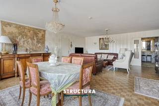 Gelegen in het hart van Asse, biedt dit uitzonderlijk ruime appartement met drie slaapkamers een unieke kans om te wonen in alle comfort, met...