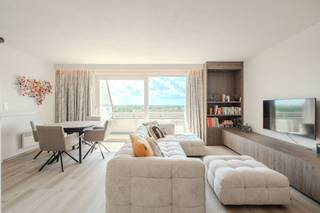 Prachtig appartement met één slaapkamer en slaaphoek te koop op de zevende verdieping van de Residentie Duinenveld, Franslaan 156 te Nieuwpoort. Dit appartement geniet van een prachtig open zicht op de Simli duinen en geniet bovendien van zongerichte terrassen. Dankzij de uitstekende ligging bevindt u zich op wandelafstand van de Zeedijk, de winkelstraat en horecazaken. <br /><br />Inclusief privatieve kelderberging en mogelijkheid tot bijaankopen van een garagebox in het gebouw.<br /><br />Indeling:<br />- inkomhal (3m²)<br />- lichtrijke woonkamer (28 m²) met open keuken voorzien van een koelkast met diepvriesvakje, inductiekookplaat, microgolfoven, oven en vaatwas<br />- slaaphoek (7m²) <br />- slaapkamer (9m²)<br />- badkamer (4m²) met dubbele lavabo en douche<br />- apart toilet<br />- berging<br />- terrassen (8m²)<br /><br />Troeven:<br />- prachtig zicht op de Simliduinen<br />- twee terrassen<br />- instapklaar<br />- privatieve kelderberging<br />- mogelijkheid om een garagebox bij aan te kopen in het gebouw<br /><br />Bent u op zoek naar een instapklaar appartement met twee terrassen en een prachtig uitzicht in Nieuwpoort-Bad? Aarzel dan niet om ons te contacteren voor meer informatie of een bezoek!<br /><br />Bestuursmaatregelen in het maatregelenregister: nee