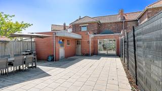 Charmant gelegen woning op het Admiraal Keyesplein te Zeebrugge, een gezellig en sfeervol plein in het hart van het dorp. Er zijn 3 slaapkamers...