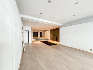 <p>Bruisend HANDELSPAND MET WOONST op een ZÉÉR COMMERCIËLE TOPLIGGING in het centrum van Zottegem. Deze statige stadseigendom met AANTREKKELIJKE BESCHERMDE GEVEL en een totaal volume van ca. 312 M² combineert de charme van een authentiek pand met UITSTEKENDE VISIBILITEIT en tal van mogelijkheden voor wonen en ondernemen. Het gelijkvloers omvat een RUIME HANDELSRUIMTE met grote vitrine, opslagruimte en kelder. Op de eerste verdieping bevinden zich een ruime overloop, ideaal als bureau of hobbyruimte, een lichtrijke woonkamer, een te renoveren keuken, badkamer en wasplaats. De tweede verdieping beschikt over een nachthal, 3 SLAAPKAMERS en een tweede badkamer. De zolder biedt extra bergruimte. Dankzij de CENTRALE LIGGING is deze eigendom perfect geschikt voor een winkel, kantoor of vrij beroep met woonst. Bovendien beschikt het pand over EPC-LABEL C, waardoor GEEN RENOVATIEVERPLICHTING van toepassing is.<br /> </p>
!Mits de aanvraag en goedkeuring van een vergunning is er ook de mogelijkheid voor het inrichten van <strong>2 APPARTEMENTEN</strong> op de 1ste en 2de verdieping! <br /><br />Adres: Hoogstraat 20 – 9620 Zottegem<br /><br />EPC: 283 kWh/m², G-score en P-score A, Geen renovatieverplichting van toepassing