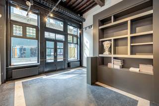 Gelegen in de Wolstraat, in het historische en commerciële hart van Antwerpen, bevindt zich deze commerciële ruimte met achterhuis met een...
