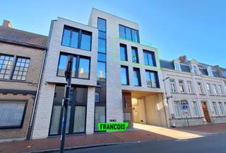 Indeling: Lichtrijke en ruime woonkamer met open keuken voorzien van vaatwas/koelkast/inductiekookplaats/combi-oven, aansluitend terras, badkamer...