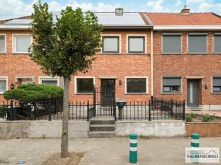 Bezoeken ter plaatse worden ingepland via e-mail: joris@vastgoedvalkenborgh.be.<br /><br />Kiewitstraat 94: Gerenoveerde gezinswoning met 3 slaapkamers met EPC score B!<br /><br />Indeling: Inkomhal, gastentoilet, vestiaire, leefruimte met eetkamer, keuken met toegang naar de veranda en de koer, badkamer en berging.<br />1e verdieping: 3 (mogelijk 4) slaapkamers.<br />Zolder (afgewerkt) en kelder aanwezig.<br /><br />Comfort: De woning werd in 2026 gerenoveerd (elektriciteit, airco units, badkamer, vloeren, ...). <br />De keuken is ingericht met een combi-oven, afwasmachine, elektrisch vuur, dampkap, dubbele spoelbak, frigo, aparte diepvries en afgewerkt met een granieten tablet. De badkamer is ingericht met een inloopdouche met regendouche, dubbel lavabomeubel en aansluiting wasmachine. De woning is langs achter bereikbaar via een servitude.<br /><br />Energie: PVC en alu ramen met dubbel glas, verwarming met warmtepomp, lucht lucht (ook koeling). Gasboiler voor warm water. <br />EPC-score: 189kWh/m² (B)! Elektriciteit gekeurd en conform. 13  zonnepanelen aanwezig.<br /><br />Oppervlakte: 01a77ca.<br />KI: 481.<br />Vraagprijs: 299.000 euro.<br />Meer informatie via kantoor: joris@vastgoedvalkenborgh.be.<br /> 