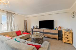 <span><span>GROOT GROTER GROOTST. Beleef dit royaal appartement met ons.<br />Gelegen op de 3° en hoogste verdieping van een kleinschalige residentie. De praktische indeling en veel ruimte staan garant voor vele jaren woongenot. Dit comfortabel en onderhoudsarme appartement ligt op loopafstand van het bruisende centrum en slechts op 1.400 meter van het strand en de Noordzee. Een levendige woonlocatie die nooit verveelt met vrij uitzicht richting de zee.<br /><br />Het appartement met 132 m<sup>2 </sup>(!) aan bewoonbare oppervlakte, is met de leefruimte en de afzonderlijke keuken gericht op het zuiden. Deze ligging, in combinatie met de raampartijen, zorgt voor veel daglicht in het appartement en daardoor een plezierig leefklimaat. Drie slaapkamers waarvan de masterbedroom met directe toegang tot de badkamer voorzien van een ligbad. De tweede slaapkamer geeft toegang tot een klein balkon aan de achterzijde van het gebouw. Derde aanpalende slaapkamer met extra privacy dankzij een afzonderlijke toegang. Ideaal voor combinatie woon/werken.<br /><br /><u>De indeling van de ruimtes is als volgt</u>:<br />Inkomhal met apart gastentoilet - 3 slaapkamers (17 m<sup>2</sup>, 9 m<sup>2</sup> en 16 m<sup>2</sup>) – badkamer met ligbad – zonnige woonkamer – afzonderlijke keuken – balkon.<br /><br /><u>Enkele troeven</u>:</span></span>
<ul>
<li><span><span>Uitstekende ligging en oriëntatie;</span></span></li>
<li><span><span>Lift;</span></span></li>
<li><span><span><strong>3 slaapkamers</strong>;</span></span></li>
<li><span><span>Instapklaar en goed onderhouden,</span></span></li>
<li><span><span><strong>Gunstig energielabel C</strong>. Geen renovatieverplichting;</span></span></li>
<li><span><span>Dak vernieuwd in zomer 2025;</span></span></li>
<li><span><span>Op de stadsrand van Oostende;</span></span></li>
<li><span><span>Voldoende gratis parkeergelegenheid in de omgeving.</span></span></li>
</ul>
<span><span>Wenst u meer info of een bezichtiging? Contacteer ons kantoor op het nummer 051 50 11 51 of per email via diksmuide@diksimmo.be.</span></span>