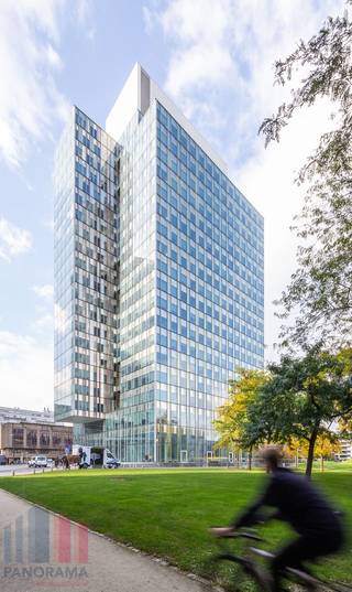 Uitstekend gelegen kantoorruimte te huur van 829 m² met <strong>topvisibiliteit</strong>. Het kantoorgebouw heeft een gunstige ligging op slechts 5 minuten van het <strong>treinstation </strong>Brussel Noord. De locatie garandeert een zeer vlotte bereikbaarheid met het openbaar vervoer maar ook met de wagen, de bedrijvige <strong>Louizalaan </strong>bevindt zich op korte afstand.<br /><br />De kwalitatieve ruimte maakt deel uit van het impressionant kantoorgebouw "<strong>Zenith</strong>". Het kantoor heeft een moderne en stijlvolle look met alle hedendaagse voorzieningen zoals led-verlichting en airconditioning. De kantoorruimte beschikt over <strong>multifunctionele en flexibele ruimtes</strong> met een combinatie van open en afzonderlijke burelen. Bovendien genieten het kantoor van veel natuurlijke <strong>lichtinval </strong>dankzij de grote raampartijen.<br /><br />Het kantoorgebouw beidt tal van <strong>exclusieve faciliteiten</strong> waaronder een receptie, verschillende vergaderruimtes, 24/7 security service, sociale ruimtes, een coffee corner en sportfaciliteiten. Een leuke troef is het <strong>dakterras </strong>met zicht op het stadspark. <br /><br />Tevens is er een fietsenstalling en een ondergrondse <strong>parking </strong>aanwezig. <strong>Verschillende oppervlaktes mogelijk</strong>. <strong>Onmiddellijk beschikbaar</strong>!<br /><br />Contacteer <strong>PANORAMA B2B</strong> voor meer informatie of een vrijblijvend plaatsbezoek<strong> 0477 09 00 09</strong>.