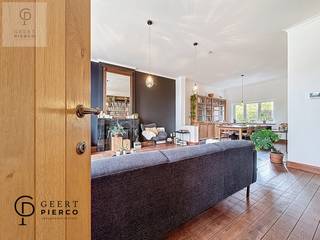 Authentiek, volledig gerenoveerd en afgewerkt met hoogwaardige materialenIn het hart van Wezeren vinden we deze uitzonderlijke woning, oorspronkelijk...