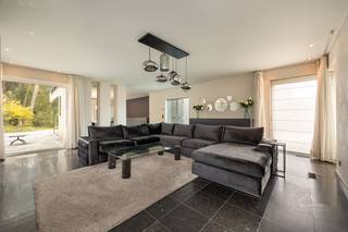 <p>Gelegen in het pittoreske Lille, biedt deze moderne woning een perfect samenspel van stijl en functionaliteit. Met een royale bewoonbare oppervlakte van 276m², beschikt deze woning over drie ruime slaapkamers en een elegante badkamer, ontworpen met kwaliteitsmaterialen die het eigentijdse ontwerp benadrukken.</p><p>Bij binnenkomst word je begroet door een indrukwekkende inkomhal met grote raampartijen die overvloedig natuurlijk licht binnendringen. De uitnodigende leefruimte staat in verbinding met de eetkamer, ideaal voor gezellige momenten samen. De ruime keuken, voorzien van moderne apparatuur en design, kijkt uit op de prachtig aangelegde tuin.</p><p>De slaapvertrekken bieden rust en privacy, met de master bedroom die beschikt over een ruime inloopkast. De badkamer is een oase van rust, met een luxueus ligbad en een stijlvol wastafelmeubel. Naast de gastenkamer en de bureauruimte (welke ook kan ingericht worden als extra slaapkamer) bevindt zich nog een kamer met wastafel.</p><p>Geniet van het buitenleven in de onderhoudsvriendelijke tuin, perfect voor ontspanning of speelplezier voor kinderen. Deze woning biedt de perfecte balans tussen comfort, privacy en elegantie, en is klaar om zijn nieuwe bewoners te verwelkomen. Mis deze unieke kans niet om te wonen in een woning waar stijl en gemak hand in hand gaan.</p><p>De woning beschikt tevens over een garage, met plaats voor 2 wagens en ingemaakte kasten. Deze doet ook dienst als wasplaats.</p><p>Neem vandaag nog contact met ons op voor een bezichtiging! Vrijblijvend advies met gratis schatting van uw eigendom? Neem gerust contact met ons op! Dennis Leemans dennis@home4you.be +32 479 664 169 7/7 bereikbaar BIV 516 589</p>