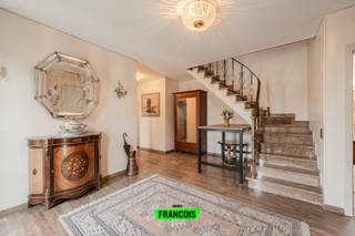 In een residentiële omgeving van Middelkerke, langs de Franciscus Dierendockstraat 10, bevindt zich deze ruime villa met een bewoonbare oppervlakte van 272 m² op een perceel van 544 m². De woning combineert royale volumes, een doordachte indeling en een aangename tuin rondom de woning.<br /><br />Bij het binnenkomen wordt u verwelkomd in een prachtige inkomhal die meteen het gevoel van ruimte benadrukt. Van hieruit bereikt u de lichtrijke leefruimte, waar grote raampartijen zorgen voor een aangename verbinding met de tuin. De verschillende leefzones bieden voldoende plaats voor een comfortabele zithoek en eetruimte.<br /><br />Aansluitend bevindt zich een aparte keuken met toegang tot de garage en de buitenruimte. Op het gelijkvloers beschikt de woning bovendien over een ruime slaapkamer met een ensuite badkamer voorzien van zowel een ligbad als een douche. Daarnaast is er een afzonderlijk gastentoilet en een extra kamer die vandaag ingericht is als dressing, maar zich perfect leent voor diverse invullingen.<br /><br />Via de elegante trap bereikt u de eerste verdieping. Hier bevinden zich nog vier volwaardige slaapkamers en een tweede badkamer, waardoor deze villa in totaal vijf slaapkamers telt en bijzonder geschikt is voor grotere gezinnen of wie op zoek is naar extra ruimte voor bureau, hobby of logeerkamers.<br /><br />Rondom de woning ligt een verzorgde tuin die geniet van een aangename oriëntatie en verschillende plekken biedt om in alle rust van het buitenleven te genieten. Een tuinhuis zorgt voor extra opbergruimte. De inpandige garage wordt aangevuld met een private parkeerplaats voor de woning.<br /><br />Met een EPC C beschikt deze villa over een solide energetische basis. Dankzij de ruime oppervlakte, de aanwezigheid van een slaapkamer op het gelijkvloers en de kwalitatieve structuur biedt deze eigendom een uitstekende basis voor wie op zoek is naar een ruime en stijlvolle woning op een rustige ligging in Middelkerke.<br /><br />Voor meer informatie of een bezoek kunt u contact opnemen met Inti op inti@immofrancois.be of 0499 74 89 74.<br /><br />
