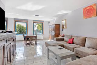 Ben je op zoek naar een appartement op een centrale locatie, op wandelafstand van winkels, scholen en openbaar vervoer?<br />Dan is dit appartement in het hart van Kruibeke zeker een bezoek waard.<br /><br />De voorbije jaren werd het appartement grondig opgefrist en voorzien van diverse vernieuwingen, waaronder een conforme elektrische installatie, een moderne keuken en een vernieuwde badkamer. Hierdoor geniet je van hedendaags wooncomfort op een uitstekende ligging.<br /><br />Je betreedt het appartement via de inkomhal, die toegang geeft tot de gezellige en lichtrijke leefruimte.<br />Aansluitend bevindt zich de open keuken, die praktisch is ingericht en ruimte biedt voor dagelijks comfort.<br />Naast de keuken is er nog een ruime berging. <br />Daarnaast zijn er <strong>twee volwaardige slaapkamers</strong> en een badkamer met lavabomeubel en ligbad. Het toilet is apart. <br /><br />Dankzij de centrale ligging geniet je van alle voorzieningen op wandelafstand, terwijl je toch rustig woont in een aangename omgeving.<br /><br />Houten ramen met dubbel glas en verwarming op elektriciteit.<br />Bron bewoonbare oppervlakte : EPC - certificaat<br /><br />Een ideaal startersappartement of interessante investering in het centrum van Kruibeke.<br />Interesse? Contacteer ons voor meer informatie of een bezoek ter plaatse.<br />Ben je ook van plan jouw eigendom te verkopen? Maak een afspraak voor een gratis schatting, wij maken er samen een succesverhaal van.