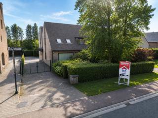 <p>Deze indrukwekkende eigendom van maar liefst 476 m² bewoonbare oppervlakte, verdeeld over vijf verdiepingen, ligt vlak bij invalswegen, openbaar vervoer en scholen, waardoor je vlot overal geraakt. Met een gunstig EPC-label B, kwalitatieve materialen zoals parket en marmer én een volledig onderkelderde benedenverdieping van 140m², zit je hier stevig en duurzaam.<br /><br />Via de inkomhal met apart toilet stap je binnen in de gigantische leefruimte met eet-en zitkamer die moeiteloos overgaat in de keuken met ontbijthoek. Deze is afgewerkt met een marmeren werkblad en uitgerust met inductiekookplaat, oven, dubbele spoelbak en vaatwasser. Zowel vooraan als achteraan geniet je van een terras. Op het gelijkvloers bevinden zich verder nog een slaapkamer/bureau van 11 m², een berging en een praktische wasplaats. Op de bovenverdieping geeft de ruime nachthal uit op drie volwaardige slaapkamers van 29, 18 en 11 m², waarvan één met aangrenzend terras. De badkamer met ligbad, douche en dubbele wastafel biedt toegang tot een dressing van 12 m² die ook als ensuite slaapkamer kan dienen. Tussen de verdiepingen is er nog een extra ruimte, ideaal voor extra opbergruimte, speelkamer of bureau. De kelder is misschien wel het grootste troefstuk: een wellnessruimte met sauna, douche, apart toilet en een ingebouwd zwembad dat opnieuw in gebruik kan worden genomen.<br /><br />Achteraan vind je ruimte om meerdere voertuigen te stallen of extra tuin te creëren, een dubbele garage van 31m² met automatische en extra hoge poorten (geschikt voor een Sprinter), en een overdekt terras met bar en bijkomende bergruimtes.<br /><br /><strong>De vermelde prijs van € 575.000 betreft een vanafprijs. Elk bod vanaf dit bedrag wordt aan de eigenaar voorgelegd, die zich het recht voorbehoudt een bod al dan niet te aanvaarden.</strong></p>