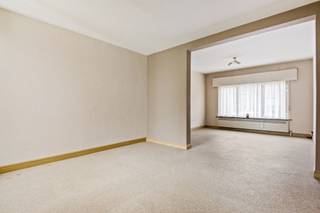 <p><span>Bent u op zoek naar een appartement dat u volledig naar eigen smaak kan inrichten? Dan is dit gelijkvloers appartement in een kleinschalige residentie met slechts twee appartementen zeker een bezoek waard.</span></p><p><span>Het appartement beschikt over een </span><span>ruime woonkamer</span><span>, een </span><span>aansluitende keuken</span><span> met toegang tot het </span><span>terras</span><span> en de </span><span>grote privatieve tuin</span><span>, een </span><span>badkamer</span><span> en een </span><span>praktische berging</span><span> die extra opbergruimte biedt. Bovendien beschikt u over een </span><span>privatieve kelderberging</span><span>, ideaal voor voorraad of seizoensmateriaal.</span></p><p><span>Een grote troef is het ontbreken van </span><span>gemeenschappelijke kosten</span><span>, waardoor u geniet van een lage vaste kost. Dankzij de interessante indeling, de buitenruimte en de kleinschaligheid is dit appartement zowel </span><span>ideaal voor eigen bewoning</span><span> als een </span><span>uitstekende investeringsopportuniteit</span><span>.</span></p>