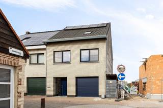 In het centrum van Mere (Erpe-Mere) staat deze ruime halfopen bebouwing (EPC C). De woning beschikt over 5 slaapkamers, een veranda, een ruime garage, een kelder, 17 zonnepanelen en een thuisbatterij van 16 kWh. De inkomhal met gastentoilet geeft toegang tot de leefruimte en de ingerichte keuken. Vanuit de leefruimte stapt u de veranda in, die aansluit op de tuin. Op de verdiepingen liggen 5 slaapkamers en een badkamer, en de woning is tevens gedeeltelijk onderkelderd. Met energielabel C geldt er geen renovatieverplichting, terwijl de 17 zonnepanelen en de capaciteitsvolle 16 kWh thuisbatterij zorgen voor een maximaal gebruik van eigen opgewekte stroom. De ligging is centraal nabij winkels, scholen, openbaar vervoer en de E40. Neem contact op voor meer informatie of een bezoek.