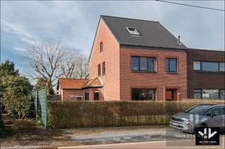 HALFOPEN WONING IN RUSTIGE OMGEVING TOFFE GEZINSWONING