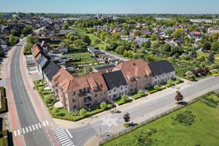 Deze penthouse met een oppervlakte van 89 m² is ingedeeld als volgt: een inkomhal met plaats voor een vestiairekast, een lichtrijke woonkamer bestaande uit een zithoek, eethoek met aansluitende de open keuken, een praktische berging, een afzonderlijk toilet, één slaapkamer en een badkamer voorzien van een inloopdouche en enkele wastafel. Het terras van 9 m² is zuidoostelijk georiënteerd. <br /><br />Elke koper krijgt bovendien de mogelijkheid om zijn of haar appartement volledig naar eigen smaak af te werken. Dankzij het ruime afwerkingsbudget voor keuken, vloerbekleding en sanitair, inbegrepen in de aankoopprijs, creëert u een woonst die volledig aansluit bij uw persoonlijke stijl en noden.<br /><br />Residentie D'Hulhaege wordt het nieuwe referentiepunt bij het binnenrijden van Deinze vanuit de richting van Drongen. Gelegen op wandelafstand van het centrum, maar toch buiten de drukte. De ligging biedt vele troeven: een vlotte bereikbaarheid, alle voorzieningen binnen handbereik en een uitgebreid aanbod aan openbaar vervoer.<br /><br />Verlaagd BTW-tarief van 6% mogelijk op de volledige constructiewaarde, nu ook voor investeerders mits min. 15 jaar verhuur. <br /><br />Benieuwd naar het nieuwbouwproject D'Hulhaege? Wij ontvangen je graag voor een persoonlijke en vrijblijvende kennismaking.