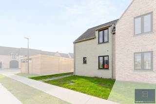 Binnenkort uw nieuwe energiezuinige thuis in een DOODLOPENDE STRAAT in Maldegem maken? Mis deze kans niet!<br /><br />Deze nieuwbouwwoningen zijn volledig instapklaar afgewerkt inclusief schilderwerken.<br /><br />De woningen scoren zeer goed qua energiezuinigheid (E-peil: 16) dankzij de GEOTHERMISCHE WARMTEPOMPEN met vloerverwarming op het gelijkvloers, ZONNEPANELEN, superisolerende beglazing, vloer- muur- en dakisolatie, ventilatie type D,…<br /><br />De keukens zijn voorzien van AEG kwaliteitstoestellen, composiet werkblad, .. .<br /><br />De woningen zijn gelegen op wandelafstand van verschillende supermarkten en vlakbij centrum Maldegem. Daarnaast is er een vlotte verbinding met Antwerpen via de N49 en met het binnenland via de E40 te Aalter.<br /><br />De leefruimtes en tuinen zijn allen zuid én zuidwest gericht, waardoor u steeds voldoende zon- en lichtinval geniet dankzij de grote schuiframen.<br /><br />Deze woning is de laatst beschikbare binnen dit project. Mis deze kans niet.<br /><br />Contacteer Bonne Vastgoed 7 op 7 via 050/73.73.73 of info@bonnevastgoed.be