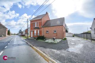 <p><span>Te renoveren woning met polyvalente ruimte op toplocatie in Zemst</span></p><p><span> </span></p><p><span>Deze goed onderhouden woning, gelegen op een uitstekende locatie in Zemst, bied tal van mogelijkheden voor wie op zoek is naar een renovatieproject met potentieel. Met een ruime atelierruimte, meerdere garages, een brede oprit en een aanpalende weide vormt deze woning de ideale basis om volledig naar eigen smaak en wens in de richten. </span></p><p><span> </span></p><p><span>Via de inkomhal, met toegang tot de kelder, kom je in de leefruimte met zit- &amp; eetgedeelte. Aansluitend kan je de praktische keuken en de badkamer terugvinden. Naast het hoofdgebouw bevindt zich een zeer ruim bijgebouw dat perfect kan ingericht worden als extra leefruimte, met bijkomende slaapkamers of als atelier/praktijkruimte. Tal van mogelijkheden dus! </span></p><p><span> </span></p><p><span>Op de eerste verdieping bevinden zich 2 volwaardige slaapkamers. De tweede verdieping beschikt over een ruime zolderkamer die kan ingericht worden als extra slaapkamer of hobbyruimte.</span></p><p><span> </span></p><p><span>Een absolute troef is de tuin met aangrenzende weide, ideaal voor wie graag buiten vertoeft of dieren wil houden.</span></p><p><span> </span></p><p><span>Dankzij de gunstige ligging en de vele renovatiemogelijkheden is dit een uitstekende opportuniteit voor wie op zoek is naar een interessant project met veel toekomstperspectief.</span></p><p><span> </span></p><p><span>Is dit waar je op zoek naar bent? Plan dan zeker een bezoek in voor deze woning en ontdek zelf de mogelijkheden!</span></p><p><span> </span></p><p><span>015 20 36 00 - info@domoxim.be</span></p><p><span> </span></p><p><span>domoXim. Waar dromen thuis komen!</span></p><p><span> </span></p><p><span>Benieuwd naar de waarde van je </span><span>eigen</span><span> woning? Wij geven je graag advies.</span></p><p><span> </span></p><p><span>Dit pand is onderworpen aan de renovatieverplichting van de Vlaamse overheid voor residentiële gebouwen (behoudens bij sloop binnen 6 jaar na de aankoop). Consulteer voor meer informatie de website van het Vlaams Energie- en Klimaatagentschap via https://www.vlaanderen.be/een-huis-of-appartement-kopen/renovatieverplichting-voor-residentiele-gebouwen</span></p>