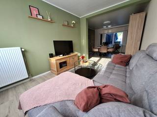 Instapklare, energiezuinige en hedendaagse gezinswoning met 4 slaapkamers ( + 5de kamer die kan dienst doen als kleine slaapkamer, bureau of dressing) en 2 badkamers, gelegen op een perceel van 164 m² met een aangename oostgerichte tuin van circa 90 m².
De woning werd quasi volledig gerenoveerd tussen 2021 en 2026 met onder meer een vernieuwd dak met sterke isolatie, vernieuwde centrale verwarming, ramen, elektriciteit, isolatie, keuken en badkamer, muren en vloeren, ...
Asbestveilig, elektriciteit conform, EPC B
Uitstekende ligging nabij het centrum met winkels en scholen dichtbij en daardoor in combinatie met de slaapkamers en bewoonbare oppervlakte ideaal voor gezinnen.
Praktische afzonderlijke fietsen-/bergruimte naast de inkom en droge kelder aanwezig.
Heel veel parkeergelegendheid om de hoek.
Neem gerust contact op om een plaatsbezoek in te plannen! 0470 85 20 71
GEEN IMMO