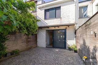 <p><span>Borsbeeksesteenweg 8 - Deurne</span></p><p><span> </span></p><p><span>Instapklare woning (110 m²) met 3 slaapkamers en buitenruimte (11 m²) in Deurne</span></p><p><span>Op de Borsbeeksesteenweg woon je op een boogscheut van het Boekenbergpark en geniet je van een vlotte verbinding met de wagen, het openbaar vervoer en het velo-deelsysteem. Een ideale combinatie van groen, comfort en bereikbaarheid.</span></p><p><span>De woning is doorheen de jaren zorgvuldig onderhouden en onderging verschillende vernieuwingen. Zo werd het dak vernieuwd en geïsoleerd in 2014, kreeg de keuken een update in 2015 en werd er een nieuwe badkamer geplaatst in 2020. Ook de riolering werd aangepakt, de elektriciteit is conform en de PVC-ramen aan de voorzijde zijn voorzien van rolluiken.</span></p><p><span>Je komt binnen in de aparte inkom-/traphal. Het gelijkvloers bestaat verder uit een lichtrijke leefruimte met open, ingerichte keuken, samen goed voor een oppervlakte van circa 40 m². Daarnaast is er een apart gastentoilet te vinden en een praktische berging onder de trap. Via een schuifdeur heb je toegang tot de gezellige, zuid-georiënteerde buitenruimte van 11 m².</span></p><p><span>Op de bovenverdieping bevinden zich drie slaapkamers van respectievelijk 8 m², 8 m² en 18 m². De vernieuwde badkamer van 5 m² beschikt over een inloopdouche en dubbele lavabo. Op de nachthal is bovendien nog een tweede, aparte wc voorzien.</span></p><p><span>Ben je op zoek naar een instapklare woning met 3 slaapkamers en een gezellige buitenruimte? Mis deze kans niet! Bewoonbare opp.110 m² – ref.: bruto vloeropp. Voor meer info of een gratis schatting surf naar </span><span><span>www.hansimmo.be</span></span></p><p><span> </span></p>