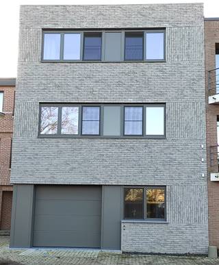 <p>Welkom in Aarschot! Deze parel van het Hageland heeft als stad veel te bieden, waaronder dit schitterend, energiezuinig BEN appartement op de eerste verdieping.</p>
<p>Dit instapklaar pand is niet alleen heel mooi, het is er tegelijk enorm praktisch wonen. En dat begint al met een unieke sleutel die op alle deuren past. De constructie werd thermisch E-peil 21 en akoestisch geïsoleerd volgens de allerlaatste nieuwe normen. In het appartement is het aangenaam warm dankzij de handige vloerverwarming, maar je energiefactuur zal er niet onder lijden. In deze gesloten bebouwing kan je dan ook rekenen op drievoudige beglazing en zonnepanelen.</p>
<p>Hoe ziet het appartement er verder uit?</p>
<p>Een heerlijke leefruimte met grote schuiframen zodat het daglicht steeds naar binnen stroomt. Een groen uitzicht. Een mooie keuken, met daarnaast een berging voor je wasmachine, droogkast en rekken. Een trendy, strakke badkamer met inloopdouche waar je heel blij van zal worden. Een apart toilet, handig voor als je gasten over de vloer krijgt. Er zijn ook twee ruime slaapkamers waarvan je er een kan inrichten als hobbykamer, apart bureau of dressing.</p>
<p>Krijg je al zin om te verhuizen?</p>
<p>Dat kunnen we geloven, want in deze woonst zit je vanaf het begin helemaal goed. Centraal in de leefruimte staat een ingerichte keuken met inductiekookplaat, koelkast en vaatwasmachine. Van hieruit heb je ook nog eens een volledig open uitzicht op je zalig terras.</p>
<p>Even praktisch:</p>
<p>Doorheen het appartement werd warme LED-verlichting voorzien, in de slaapkamers kan je rekenen op mooie, neutrale gordijnen. De aansluitingen voor Telenet en Proximus liggen klaar. Er is eveneens een inpandige gedeelde fietsberging waar je ook je vuilbakken en fiets in kwijt kan.</p>
<p>Extra troeven:</p>
<p>* Het gebouw is ideaal gelegen in het hartje van Aarschot in een rustige, fijne buurt. Er is geen doorgaand verkeer.</p>
<p>* Vlakbij zijn de E314, de winkelstraatjes, gezellige restaurants, het hippe centrum, het treinstation, alle mogelijke scholen en verschillende bushaltes.</p>
<p>* Er is ruim parkeergelegenheid.</p>
<p>* Het gebouw omvat slechts drie rustige wooneenheden en behoort toe aan dezelfde eigenaar.<br /><br />Dit alles voor een huur prijs van 940 euro per maand. De gemeenschappelijke kosten bedragen 50 euro per maand.</p>
<p></p>
<p></p>